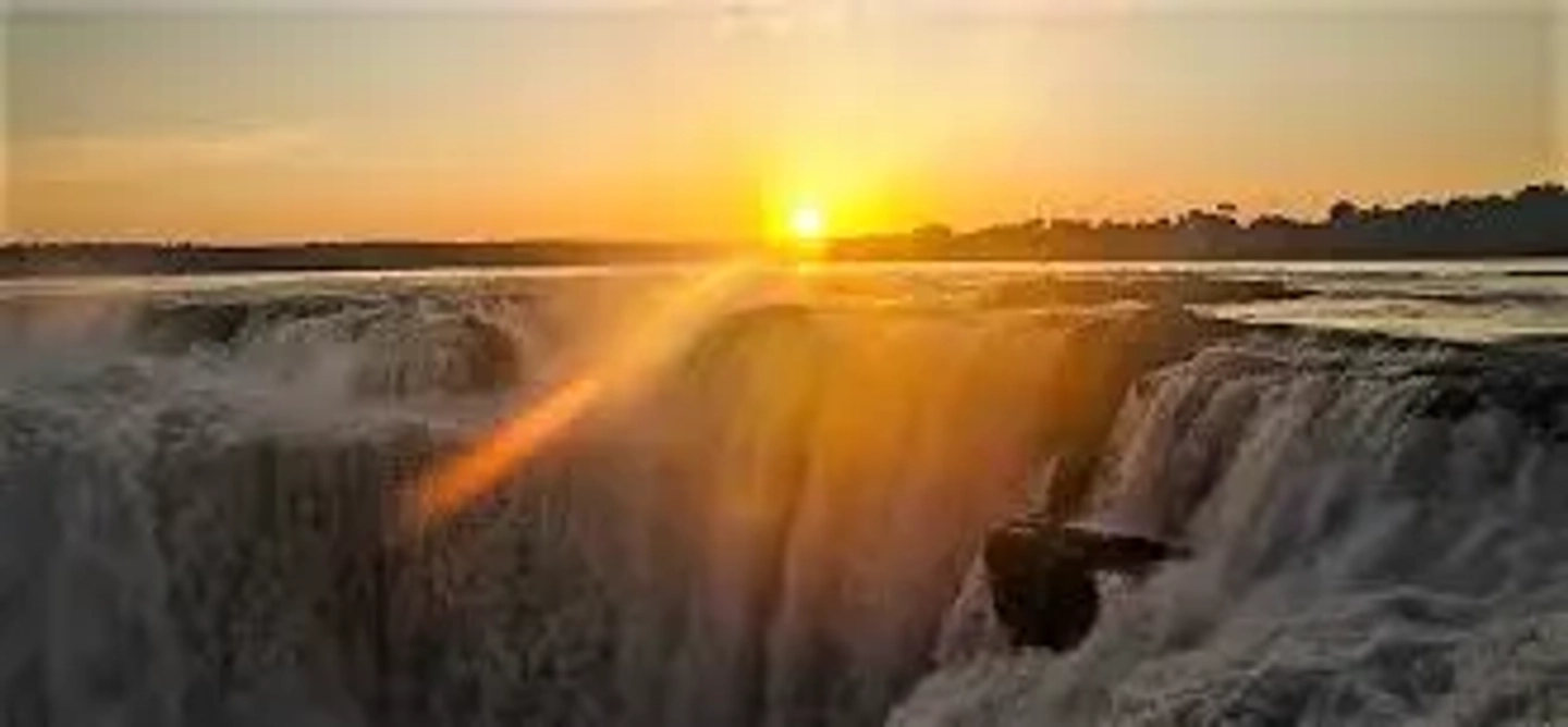 Atardecer Único en Cataratas del Iguazú