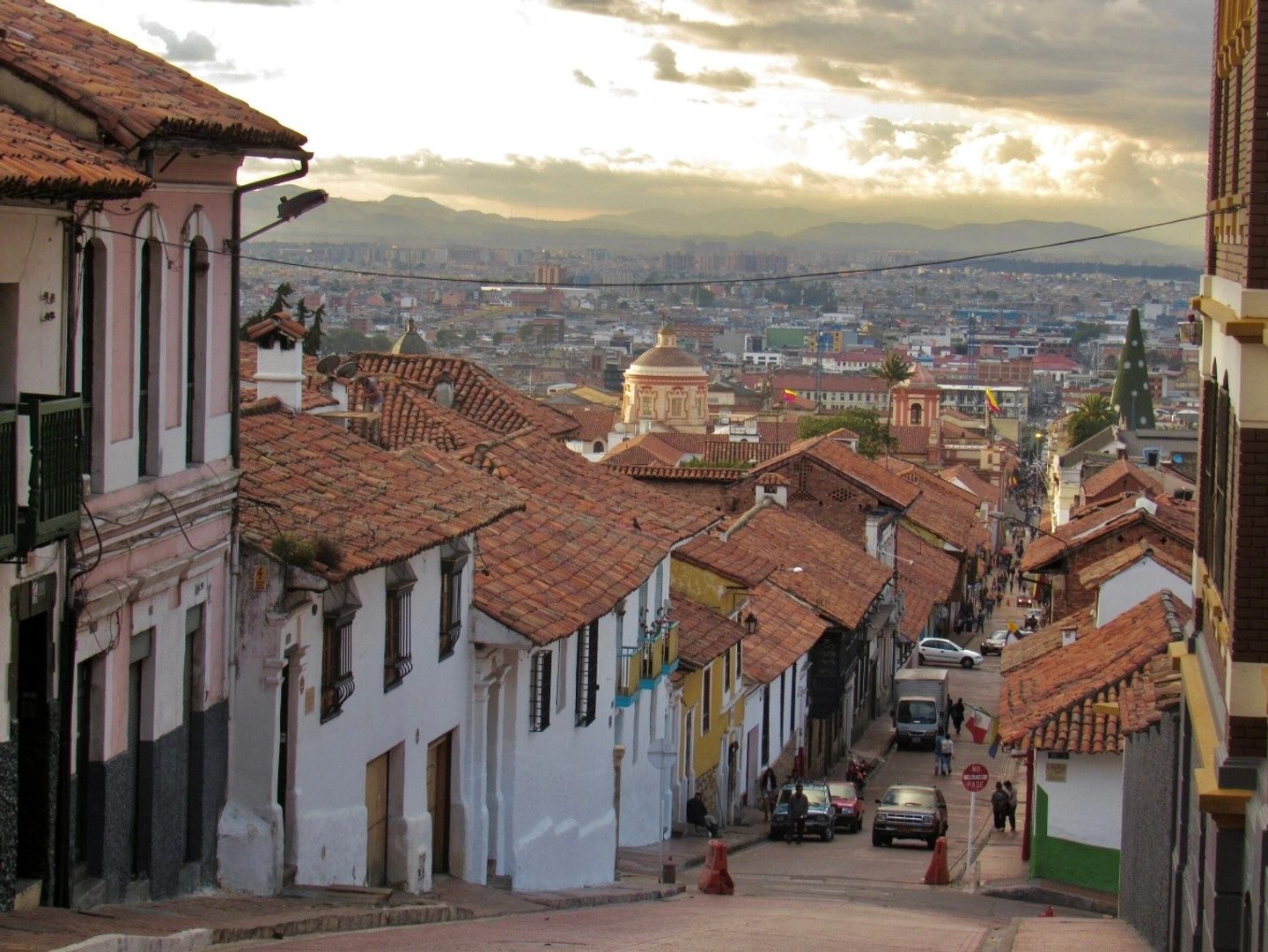 Visita guiada por Bogotá opcional con La Candelaria + Monserrate o La Candelario con Museos del Oro y Botero sin recogida 5 horas