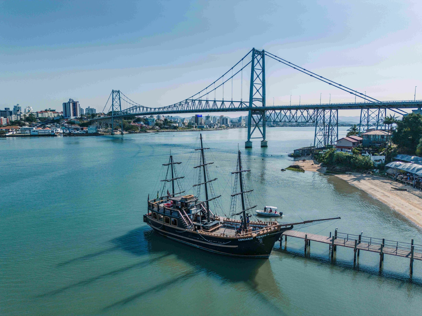 Roteiro: Ilhas Tropicais (barco pirata Florianópolis)