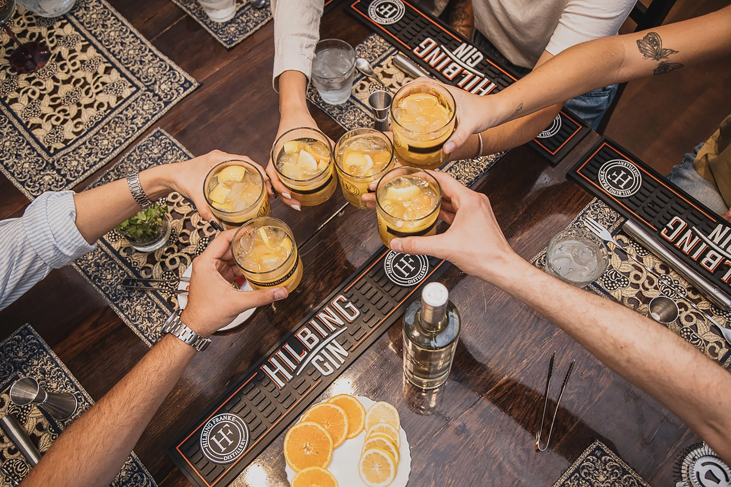 Esta aventura gastronómica comienza por la mañana con un viaje hacia el histórico departamento de Maipú, el corazón de la tradición mendocina, donde nos adentraremos en los cautivadores espacios de la Bodega Florio para conocer sus secretos de producción y disfrutar de una degustación selecta de sus etiquetas más representativas. El desafío sensorial continúa con una visita exclusiva a la prestigiosa destilería artesanal Hilbing & Franke, un espacio dedicado a la creación de bebidas espirituales de alta gama donde exploraremos el proceso de elaboración de sus premiados gin, grappa y brandy, reconocidos por su excelencia a nivel mundial. Para coronar este despliegue de sabores, regresaremos hacia la ciudad de Mendoza con el objetivo de visitar la emblemática fábrica Chocolezza, una marca que es sinónimo de maestría en el chocolate artesanal y cuyos alfajores son un hito para cualquier viajero. Acompañados en todo momento por guías especializados que enriquecen el recorrido con historias locales, los visitantes podrán sumergirse en este destino ideal para los amantes de las cosas ricas, finalizando la jornada con un cómodo regreso al hotel tras haber vivido una verdadera inmersión en la cultura culinaria de la provincia.