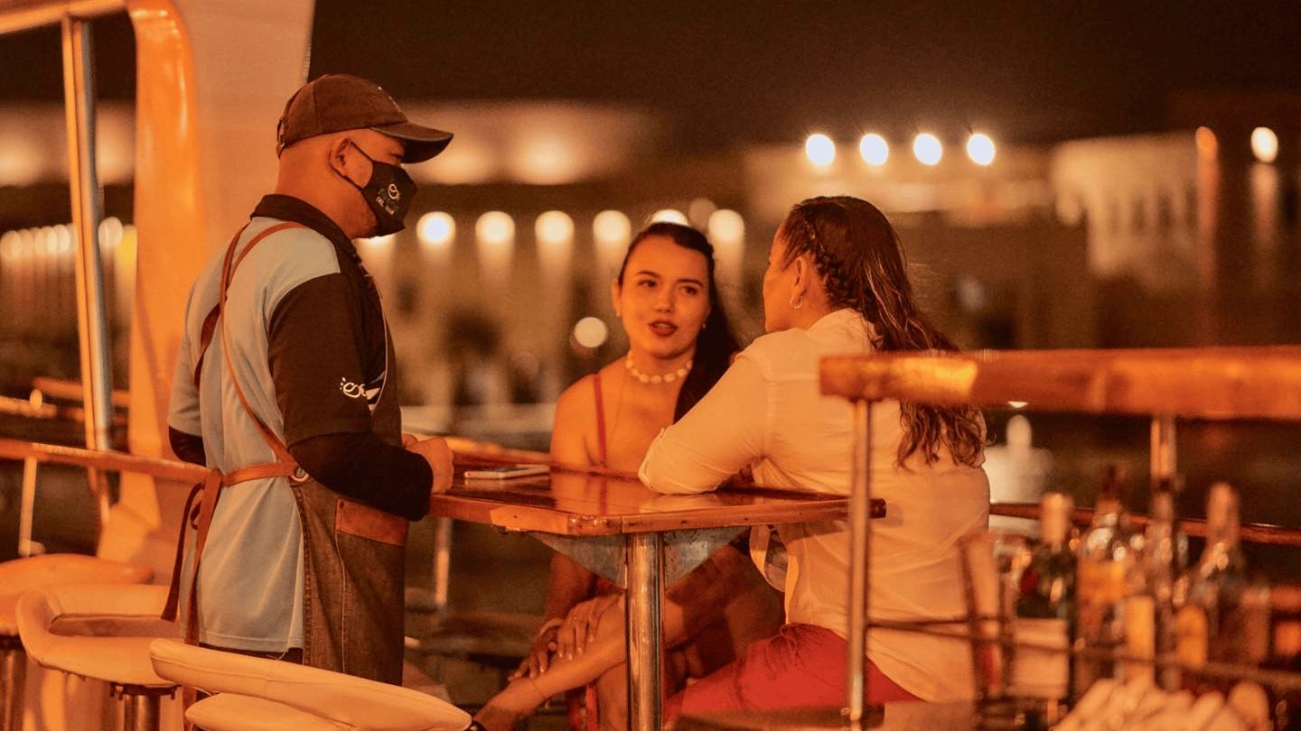 Cena de Lujo Internacional en Catamarán: Navega y Disfruta Cartagena de Noche