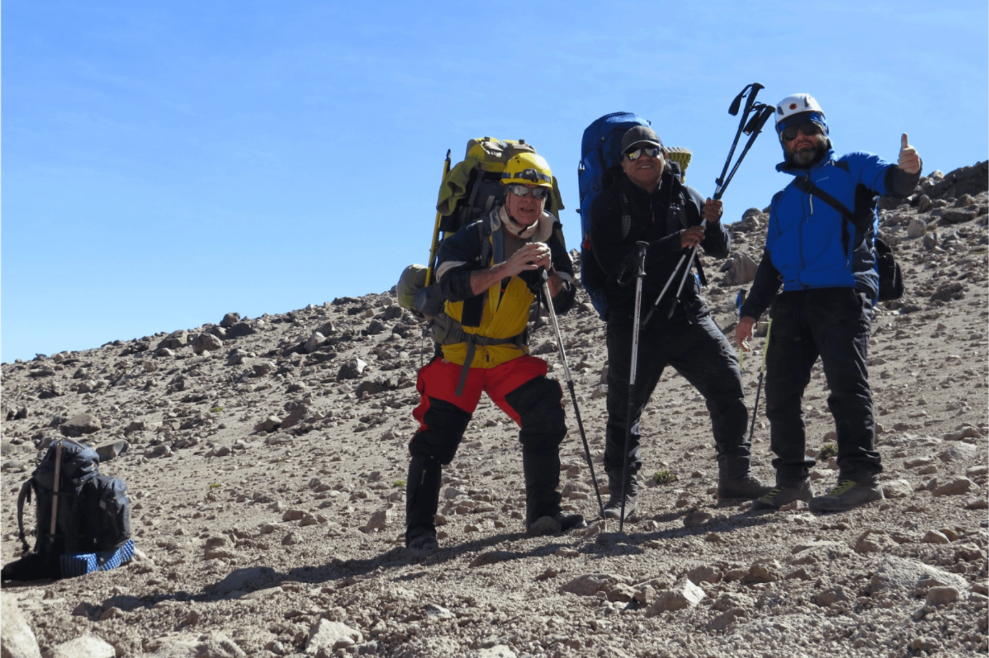 Conquista la Cumbre del Guallatire: Trekking en los Andes Altiplánicos