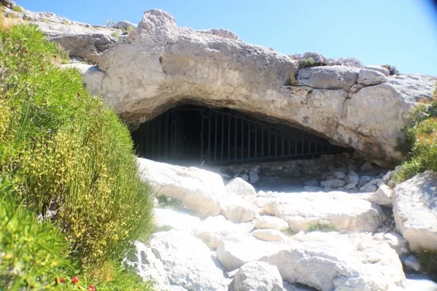 Explora Caverna de las Brujas, Maqui Malal y Tucara