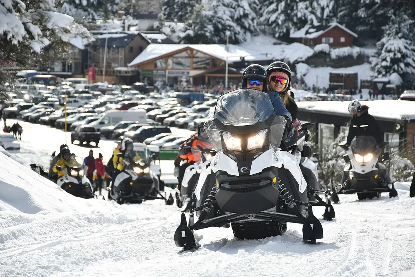 La Cueva Travesía Afterski en Moto de Nieve y Cena