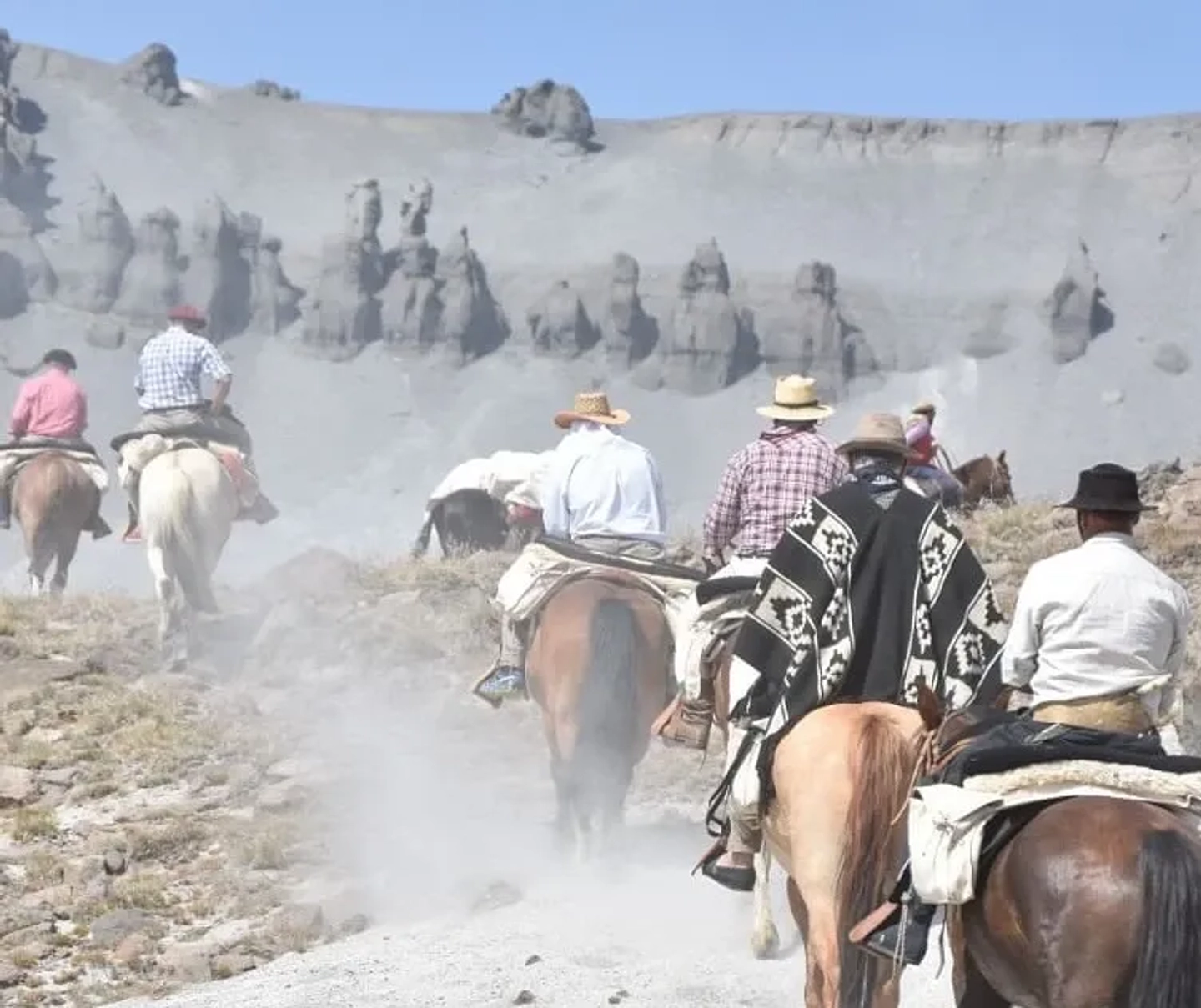 Cabalgata a los Cuatro Hitos y Volcán Descabezado