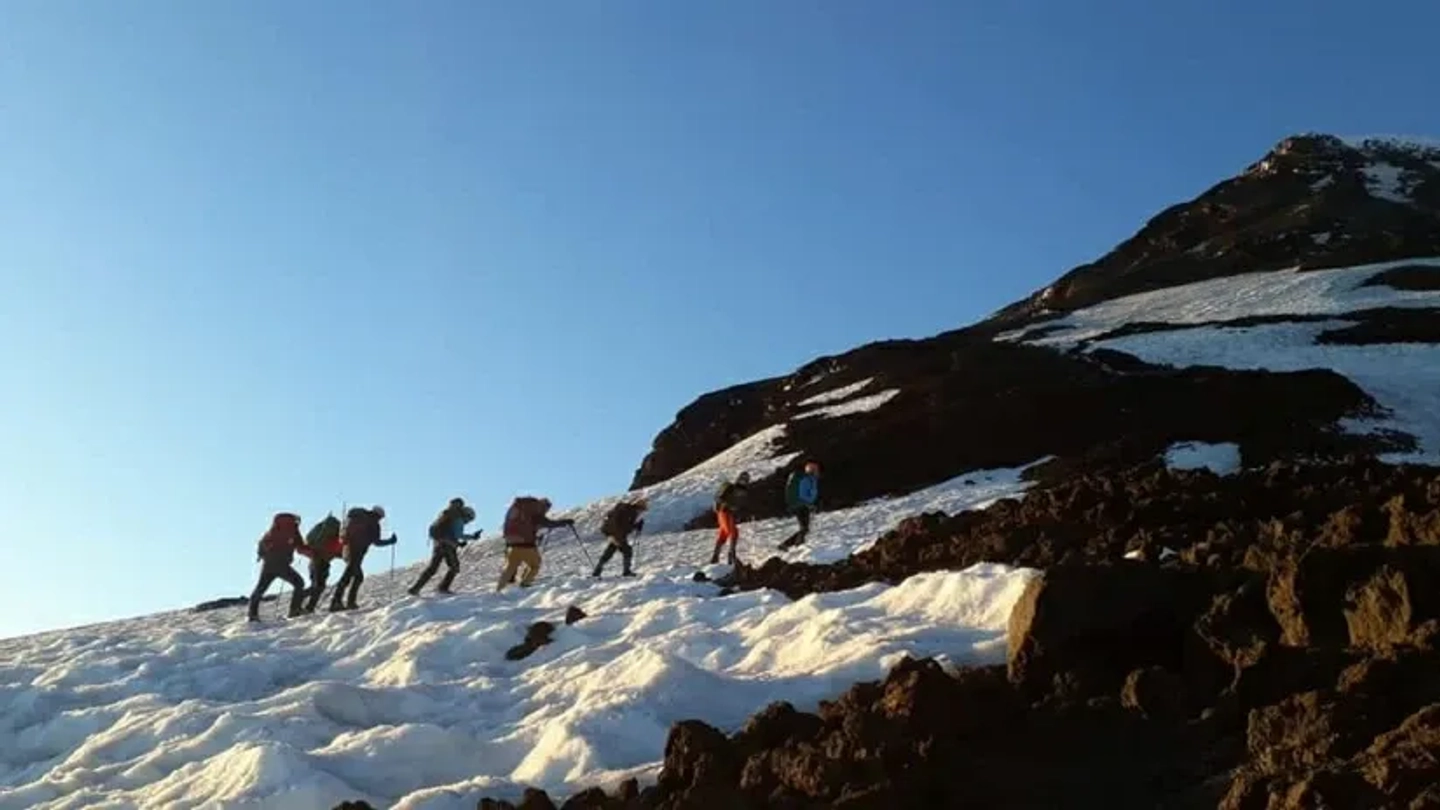 Ascenso al Volcán Lanín: ¡La Cima Nevada te Espera!